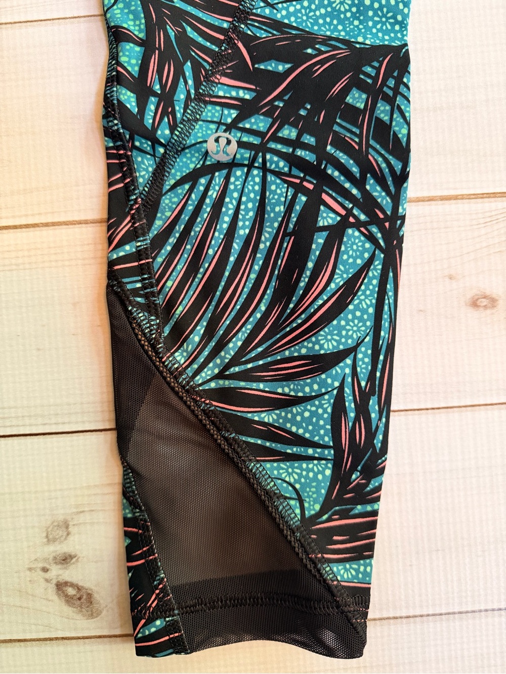 lululemon athletica Teal and Black Leaf-Print 7/8 Leggings - Picture 4 of 5